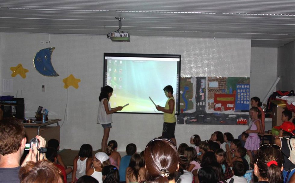 Archivo - Niños utilizando una pizarra digital en clase