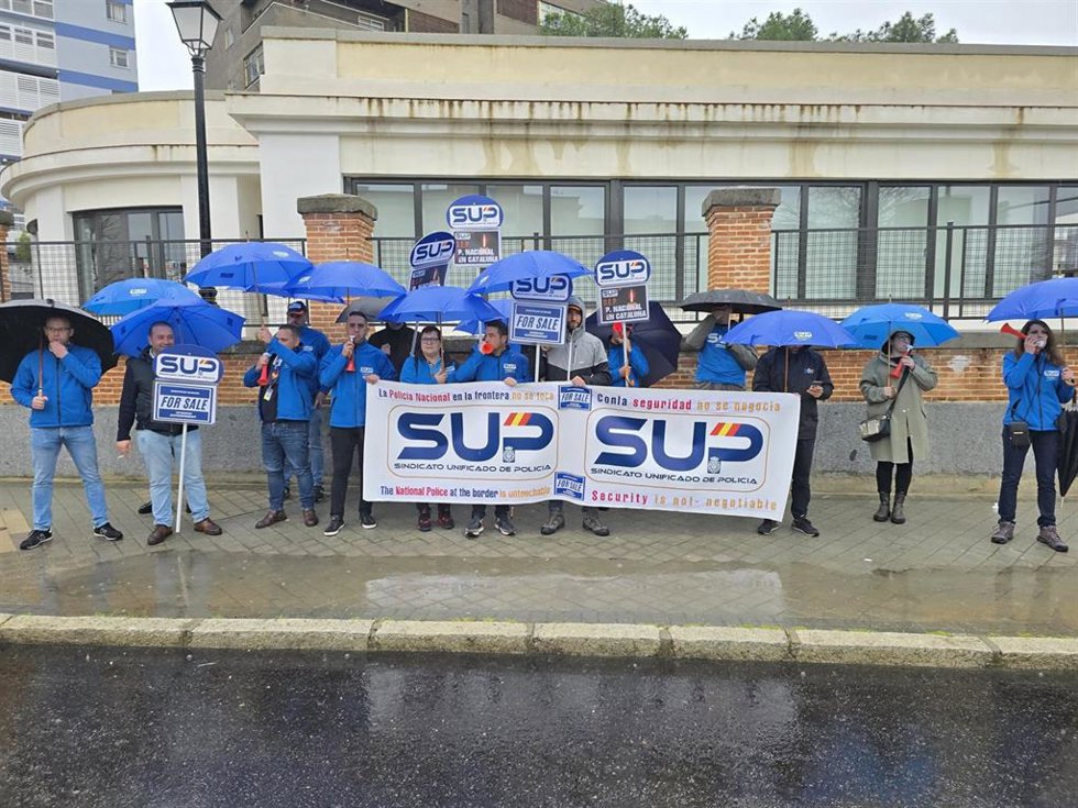 Miembros del Sindicato Unificado de Policía (SUP) protestan por los "incumplientos" del ministro del Interior, Fernando Grande-Marlaska