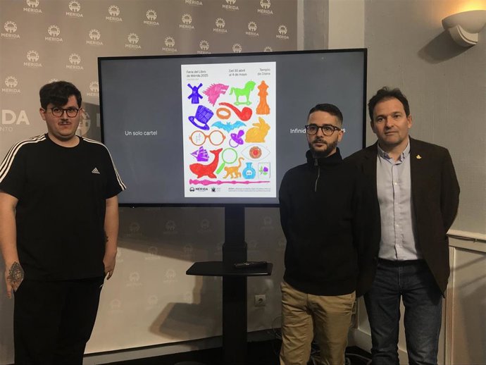El delegado de Cultura, Antonio Vélez, en el acto de presentación del cartel de la Feria del Libro de Mérida donde le han acompañado los autores del mismo, Carlos Bautista y Aarón Moya.