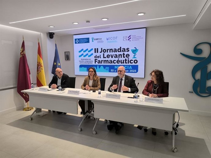 De izquierda a derecha, los presidentes de los colegios de farmacéuticos de Alicante, Andrés García; de la Región de Murcia, Paula Payá; de Valencia, Jaime Giner; y de Castellón, Rosa Arnau, durante la presentación de las Jornadas