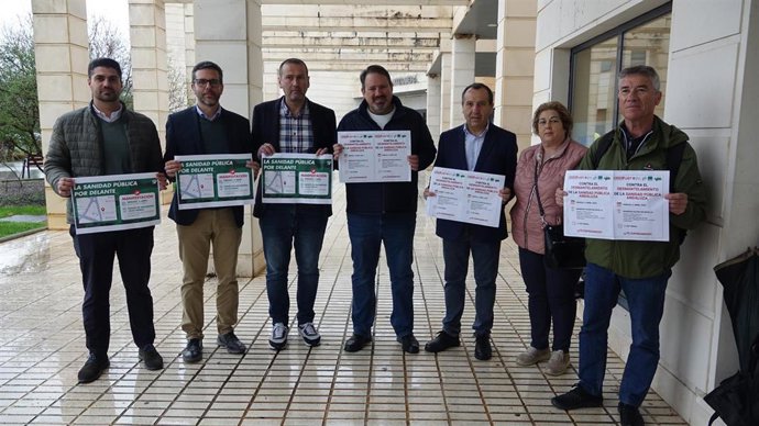 El parlamentario andaluz y portavoz del PSOE en Antequera, José Luis Ruiz Espejo, junto al Hospital de Antequera en compañía de alcaldes socialistas y responsables de sindicatos.