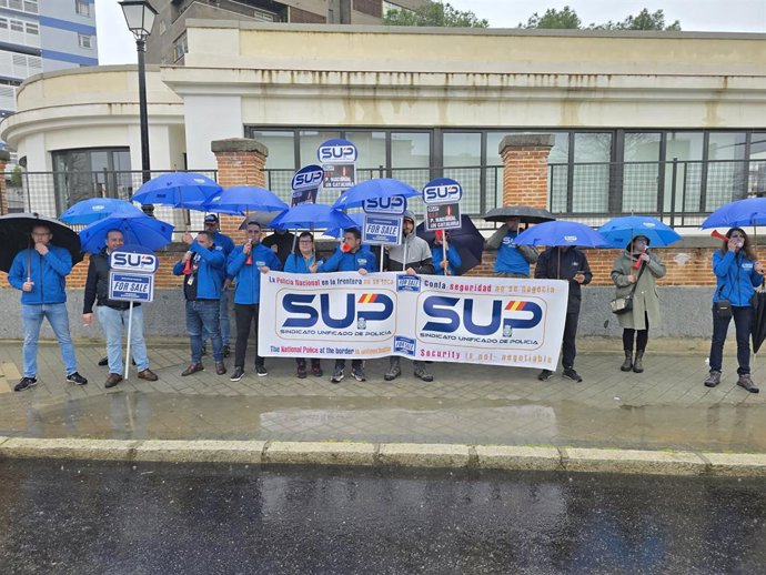 Membros do Sindicato Unificado da Polícia (SUP) protestam contra o "descumprimento" do Ministro do Interior, Fernando Grande-Marlaska.