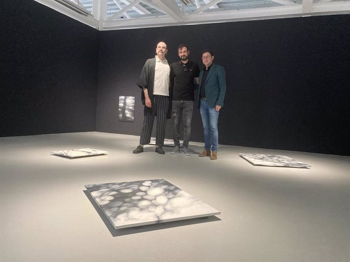 El director general del Instituto de las Industrias Culturales y las Artes, Manuel Cebrián, con el artista Arturo Méndez (centro) y el comisario Daniel Soriano Pérez (derecha).