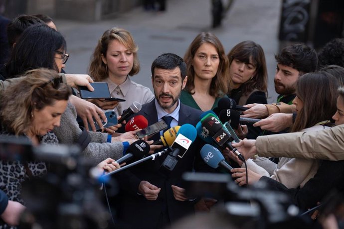 El ministro de Consumo y Agenda 2030, Pablo Bustinduy, atiende a los medios de comunicación durante un visita por la ciudad, a 27 de marzo de 2025, en Barcelona, Catalunya (España). 