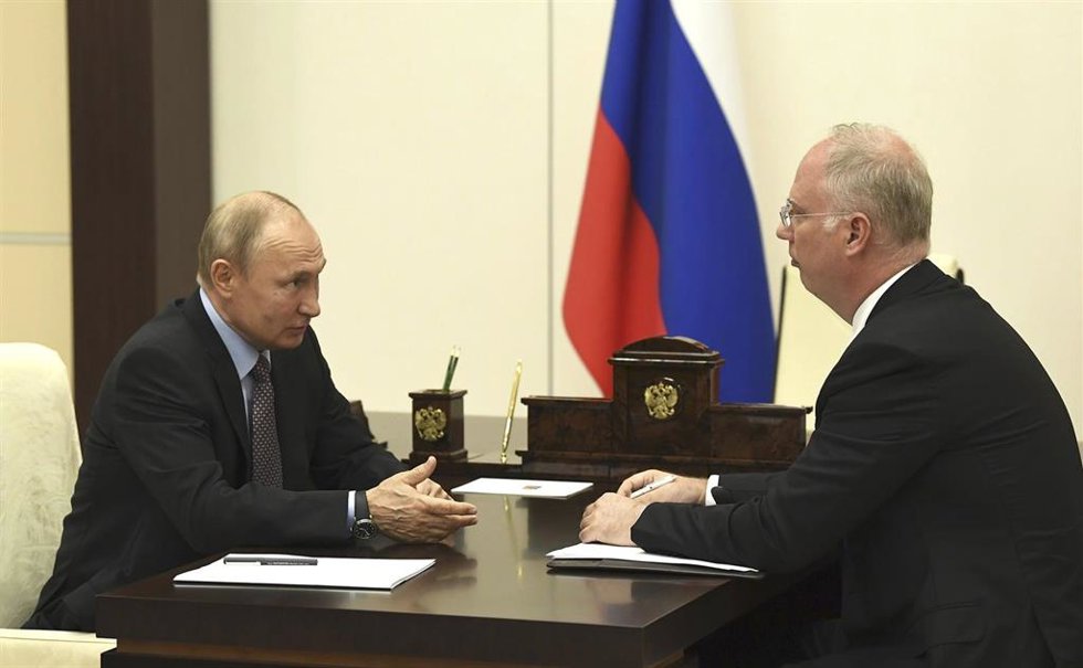 Archivo - El presidente ruso, Vladimir Putin, y su asesor para asuntos económicos, Kirill Dmitriev.