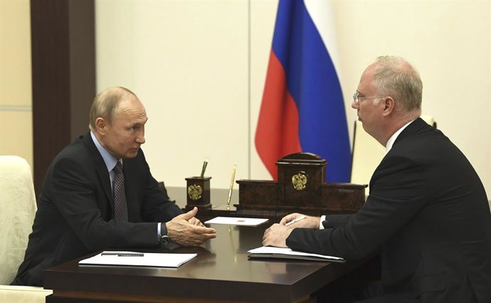 Archivo - 5 de junho de 2020, Moscou, Rússia: O presidente russo, Vladimir Putin, realiza uma reunião cara a cara com o CEO do Fundo de Investimento Direto, Kirill Dmitriev, na residência estatal de Novo-Ogaryovo, em 5 de junho de 2020, nos arredores de M