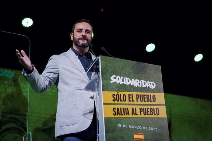 El nuevo secretario general de Solidaridad, Jordi de la Fuente, interviene durante un acto público conjunto del sindicato Solidaridad y VOX, en el Espacio VI, a 15 de marzo de 2025, en Madrid (España).