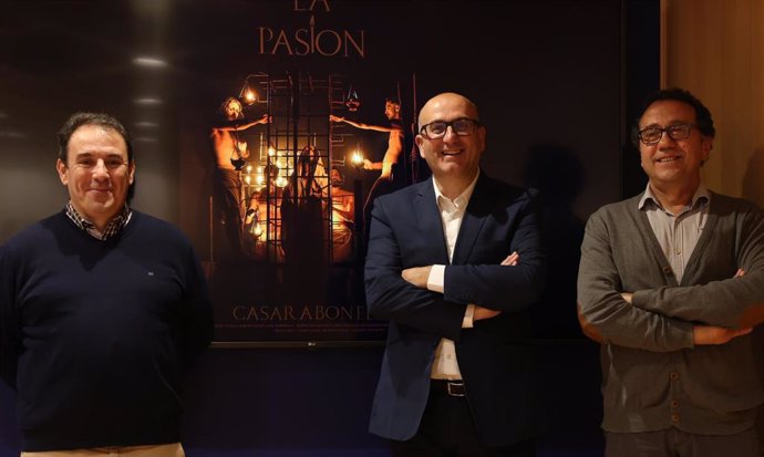 El diputado provincial de Cultura, Manuel López Mestanza, junto al alcalde de Casarabonela, Antonio Campos, y Sebastián Gómez, en representación del grupo de teatro La Pasión, durante la presentación de La Pasión.