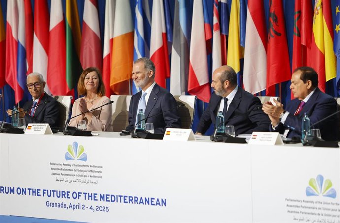 El rey Felipe VI preside la inauguración del Foro sobre el Futuro del Mediterráneo que se celebra en el Palacio de Congresos de Granada hasta el viernes en el marco de la Presidencia española de la Asamblea Parlamentaria de la Unión por el Mediterráneo.