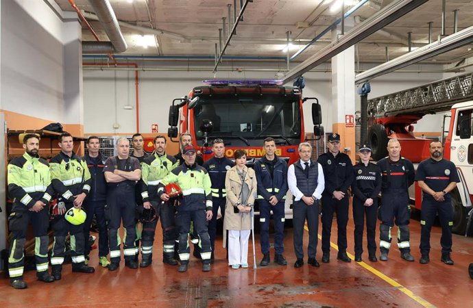 Bomberos de Marbella guardan un minuto de silencio en memoria de sus compañeros fallecidos en Alcorcón