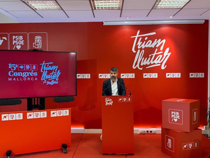 El vicesecretario general de los socialistas de Mallorca, Javier de Juan, este jueves en una rueda de prensa.