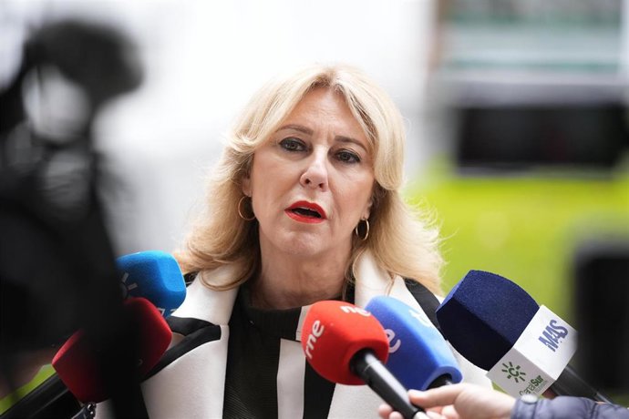 La consejera de Economía, Hacienda y Fondos Europeos, Carolina España, atiende a los medios en el Parlamento andaluz.