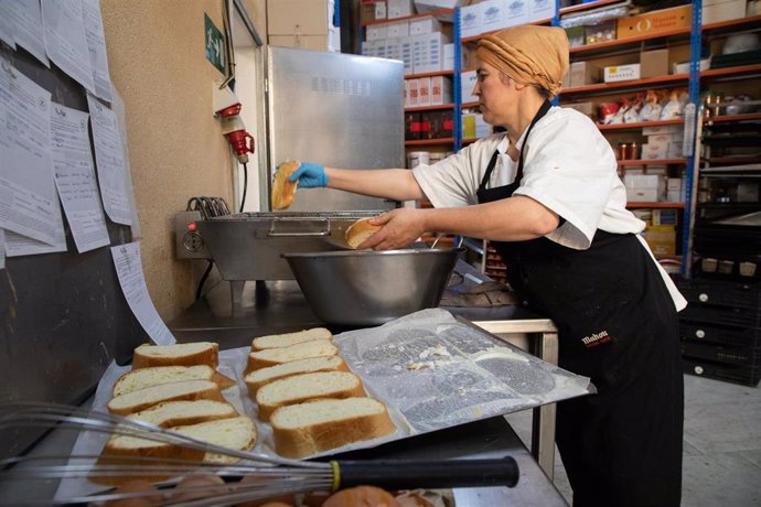 Archivo - Una mujer trabaja en la elaboración de torrijas. 