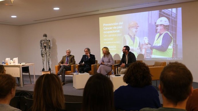 El delegado de Salud de la Junta en Granada, Indalecio Sánchez-Montesinos (2i), en la jornada que aborda la prevención del cáncer de piel
