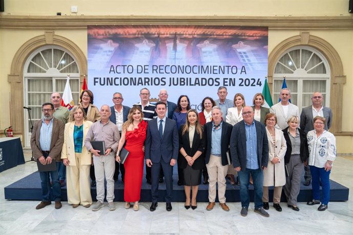 Una veintena de funcionarios de la Diputación de Almería jubilados en 2024 recibe en el Patio de Luces un homenaje con una placa conmemorativa.