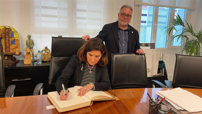 La consejera de Empleo, Empresa y Trabajo Autónomo, Rocío Blanco, y ell alcalde de Alhaurín de la Torre (Málaga), Joaquín Villanova