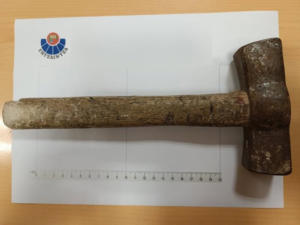 Martillo encontrado en Barakaldo supuestamente usado en la rotura del cristal de un bar para entrar a robar