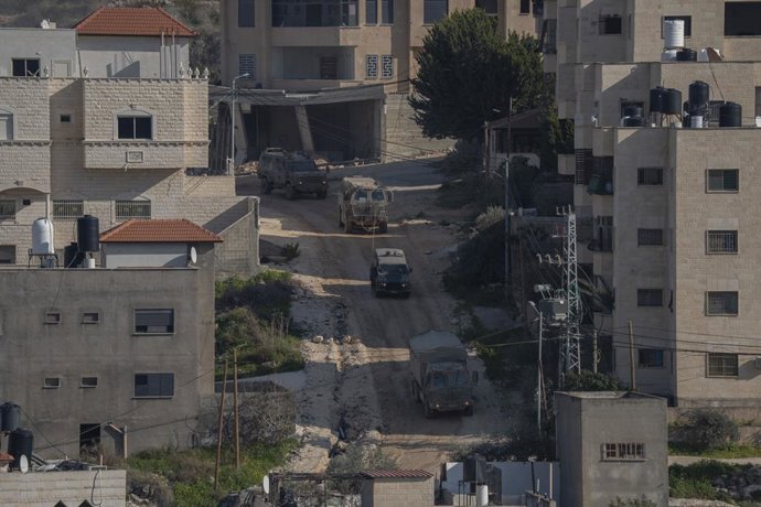 Archivo - Arquivo - 26 de fevereiro de 2025, Territórios Palestinos, Qabatiya: Forças israelenses dirigem por Qabatiya enquanto se retiram após um ataque de 48 horas, durante uma ofensiva de semanas na Cisjordânia ocupada, enquanto o exército israelense c
