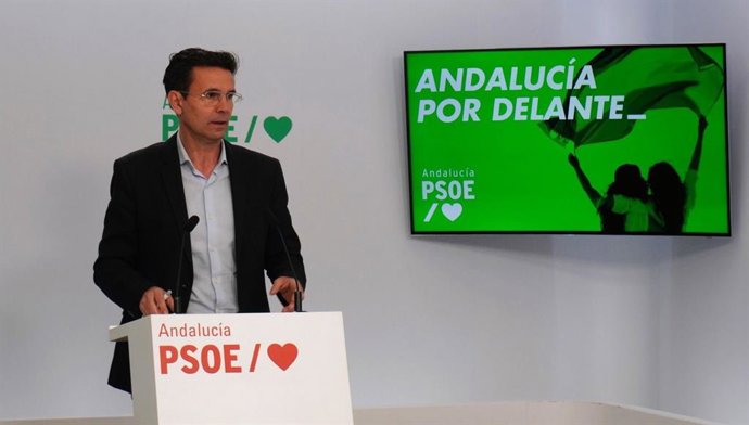 El portavoz del PSOE-A, Francisco Cuenca, en rueda de prensa. (Foto de archivo).