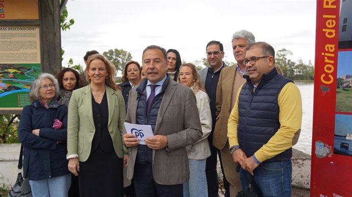 El presidente del PP de Sevilla, junto a diputados y dirigentes provinciales de esta formación, en Coria del Río, para denunciar el "abandono" del Gobierno en la lucha contra las narcolanchas.