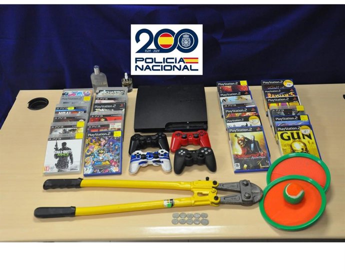 Objetos incautados a los dos encausados.