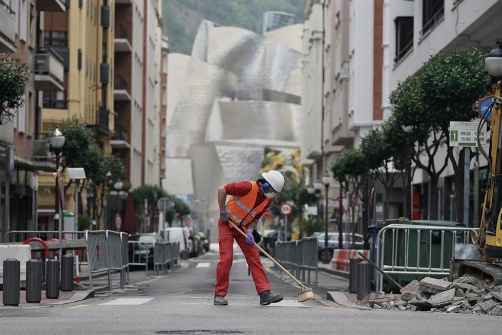 Un trabajador de la construcción ante el Guggenheim de Bilbao