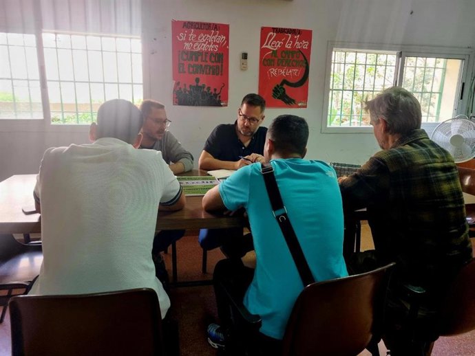 El portavoz de Adelante Andalucía, Jose Ignacio García, se reúne con trabajadores de Sacyr en Almería.