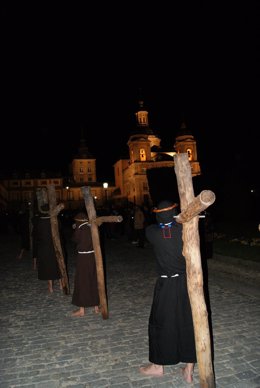 Penitentes en el Santo Entierro de Viernes Santo, en San Ildefonso.