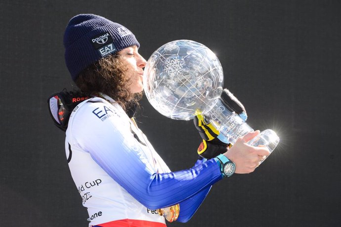 27 March 2025, US, Sun Valley: Italy's Federica Brignone celebrates with her Crystal Globe for the overall winner during the award ceremony for the overall standings at the Audi FIS World Cup in Sun Valley. Photo: Christopher Levy/ZUMA Press Wire/dpa