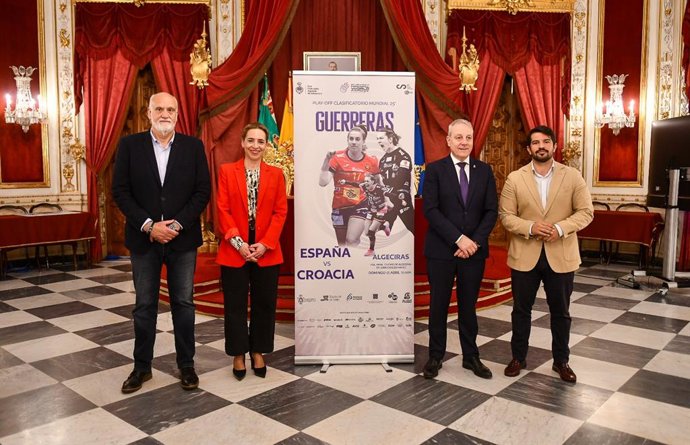 La presidenta de la Diputación, Almudena Martínez, y el presidente de la Real Federación Española de Balonmano, Francisco Blázquez, en la presentación del partido entre España y Croacia.