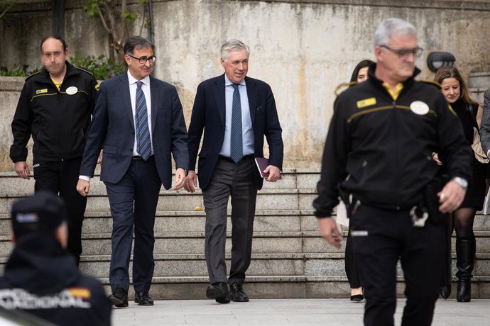 O técnico do Real Madrid, Carlo Ancelotti (c), na saída de seu depoimento no Tribunal Provincial de Madri, em 2 de abril de 2025, em Madri, Espanha. Carlo Ancelotti testemunhou no julgamento por uma suposta fraude fiscal de um milhão de euros em