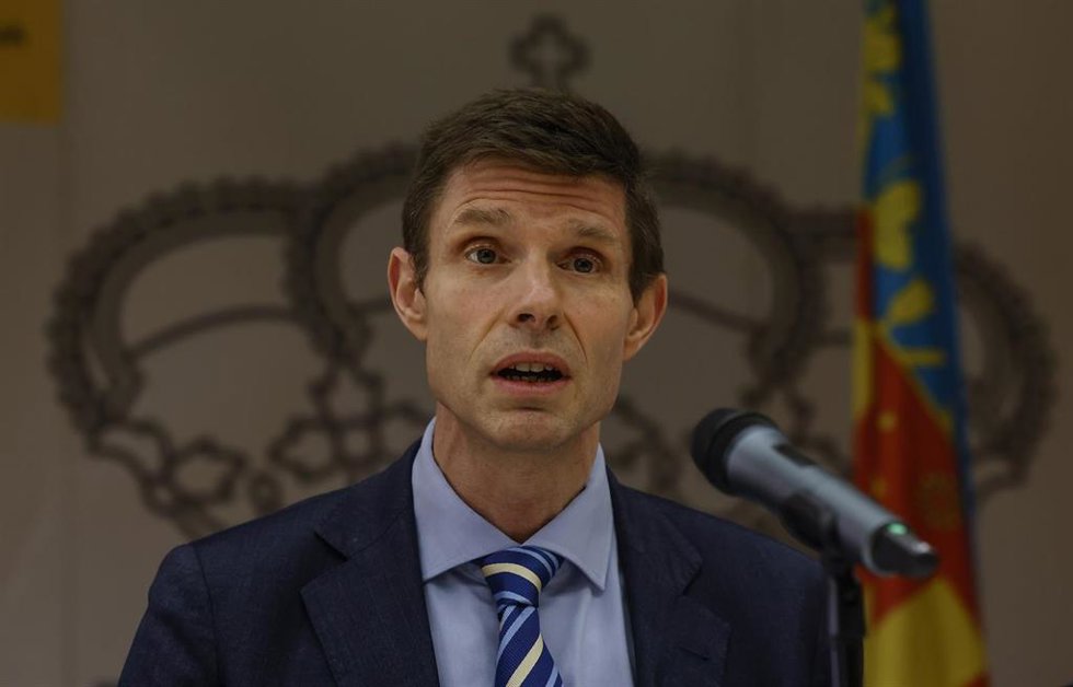 El presidente del Consorcio de Compensación de Seguros y director general de Seguros y Fondos de Pensiones del Ministerio de Economía, Comercio y Empresa, José Antonio Fernández de Pinto, durante un encuentro con los medios de comunicación, en la Delega