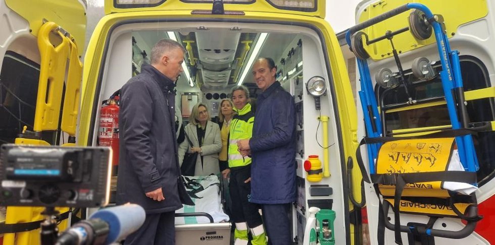 El consejero de Sanidad del Gobierno de Aragón, José Luis Bancalero Flores, anuncia que Jaca recupera la UVI móvil del 061 las 24 horas del día en fines de semana y festivos