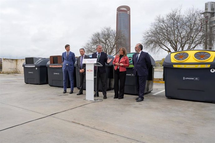 Sevilla renovará todos los contenedores para conseguir "una imagen unificada" y "mejorar la accesibilidad".