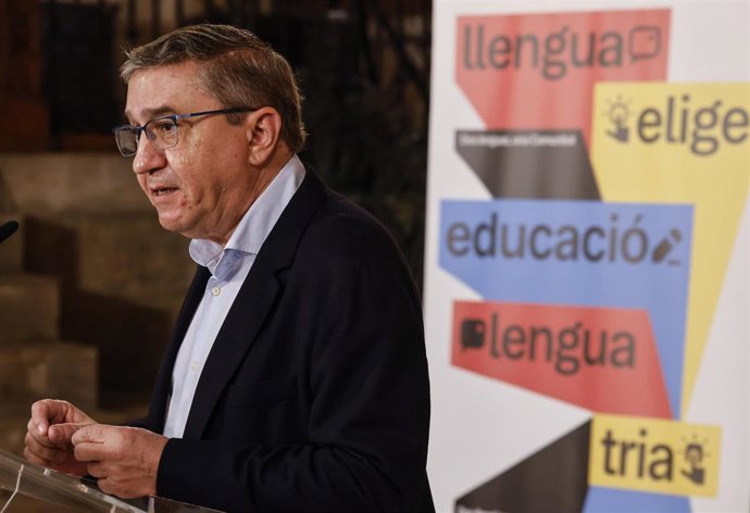 Archivo - El conseller de Educación, Cultura, Universidades y Empleo de la Generalitat Valenciana, José Antonio Rovira, interviene durante la presentación de la campaña sobre la elección de la lengua base en los centros educativos 