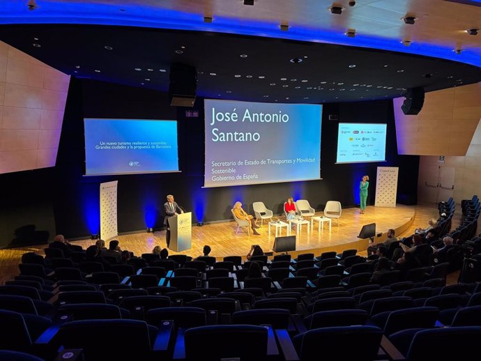 El secretario de Estado de Transportes, José Antonio Santano, cierra el 'Tourism & Economy Summit' junto a la directora de Turisme, Cristina Lagé, y la consejera delegada de Paradores, Raquel Sánchez