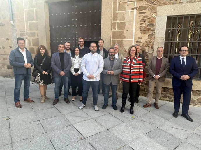 Autoridades y miembros de la plataforma 'Sí a Almaraz. Sí al futuro' tras la presentación del "gran apagón" convocado para el 10 de abril