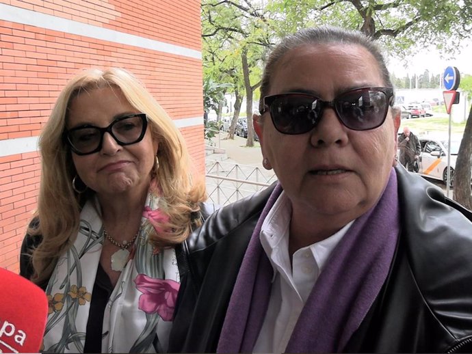 María del Monte e Inmaculada Casal en el tanatorio de Francisco Baena Bocanegra