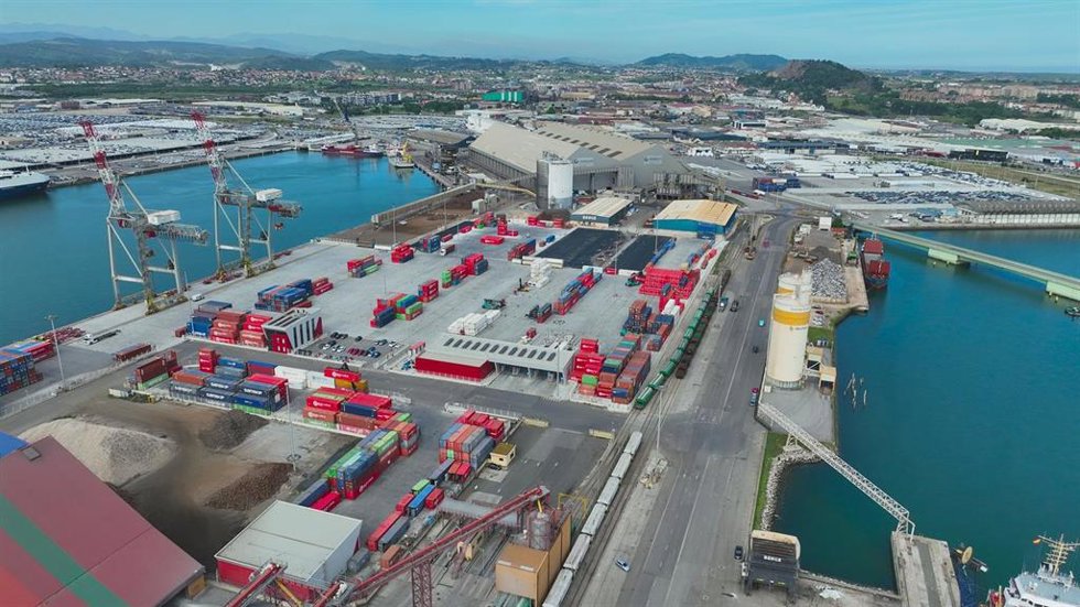 Archivo - Terminal de contenedores del Puerto de Santander