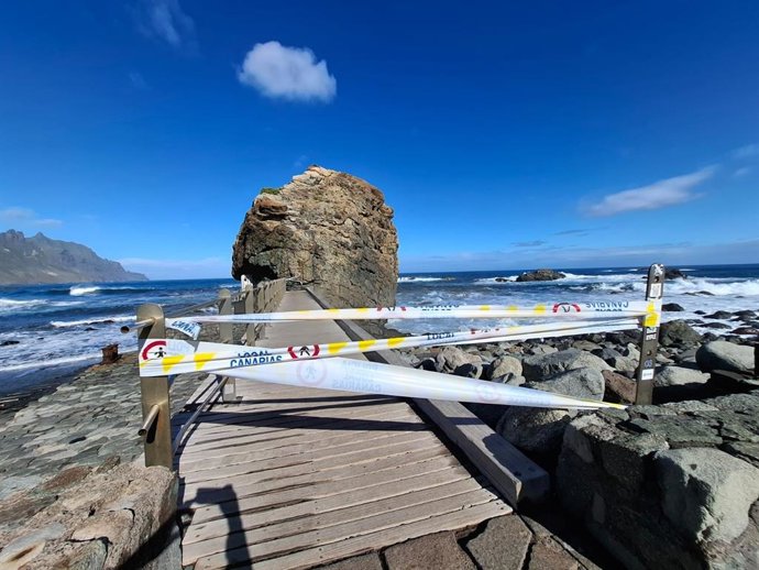 Zona de acceso a una playa de Anaga cerrada por la llegada de la borrasca 'Nuria'