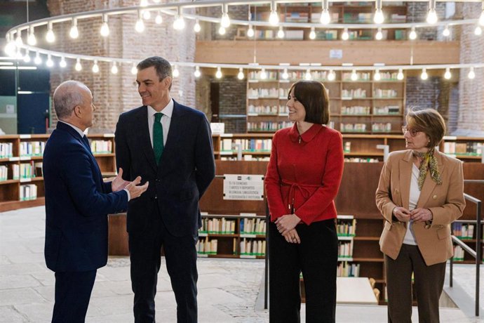 (I-D) El rector de la UNED, Ricardo Mairal; el presidente del Gobierno, Pedro Sánchez; la ministra de Universidades, Diana Morant y la presidenta de la CRUE, 