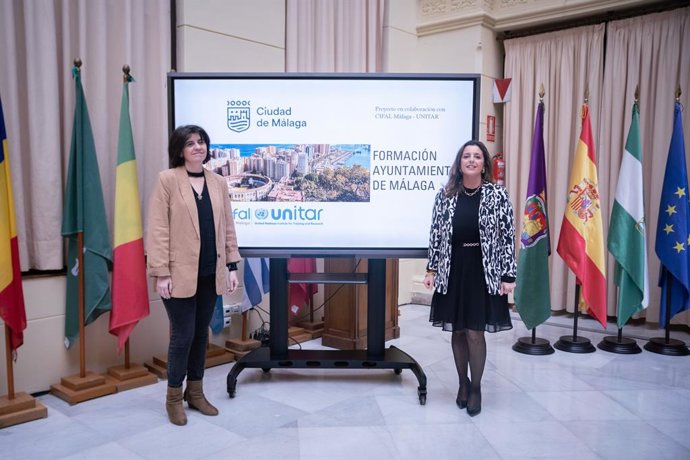 La concejala delegada de Participación Ciudadana, Mar Torres, y la directora de CIFAL Málaga, Déborah Salafranca, en rueda de prensa