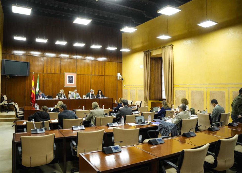Sesión de la comisión de Economía, Hacienda y Fondos Europeos del Parlamento andaluz.