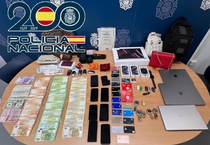 En el domicilio del prófugo se intervinieron más de 65.000 euros, 4.800 dólares y 60.000 coronas suecas y danesas, en efectivo; joyas y relojes de lujo por valor de 100.000 euros; material informático y telefonía móvil; y dos coches de alta gama.