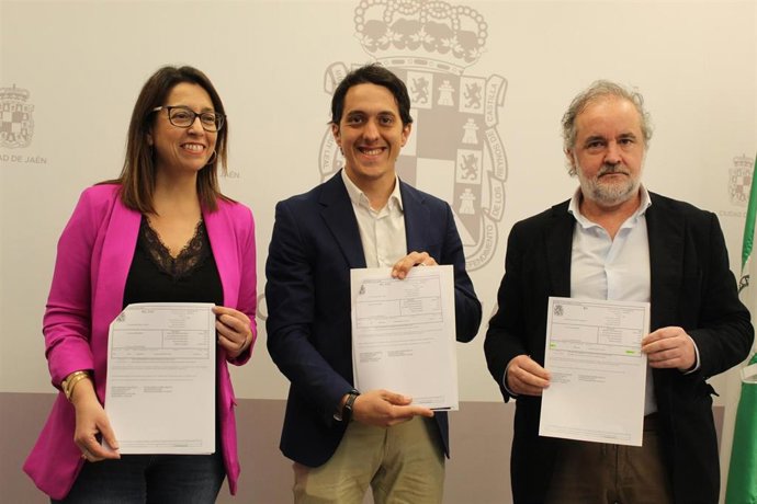 Francisco Lechuga (dcha), Luis García, y África Colomo (izq) con los documentos remitidos a la Junta