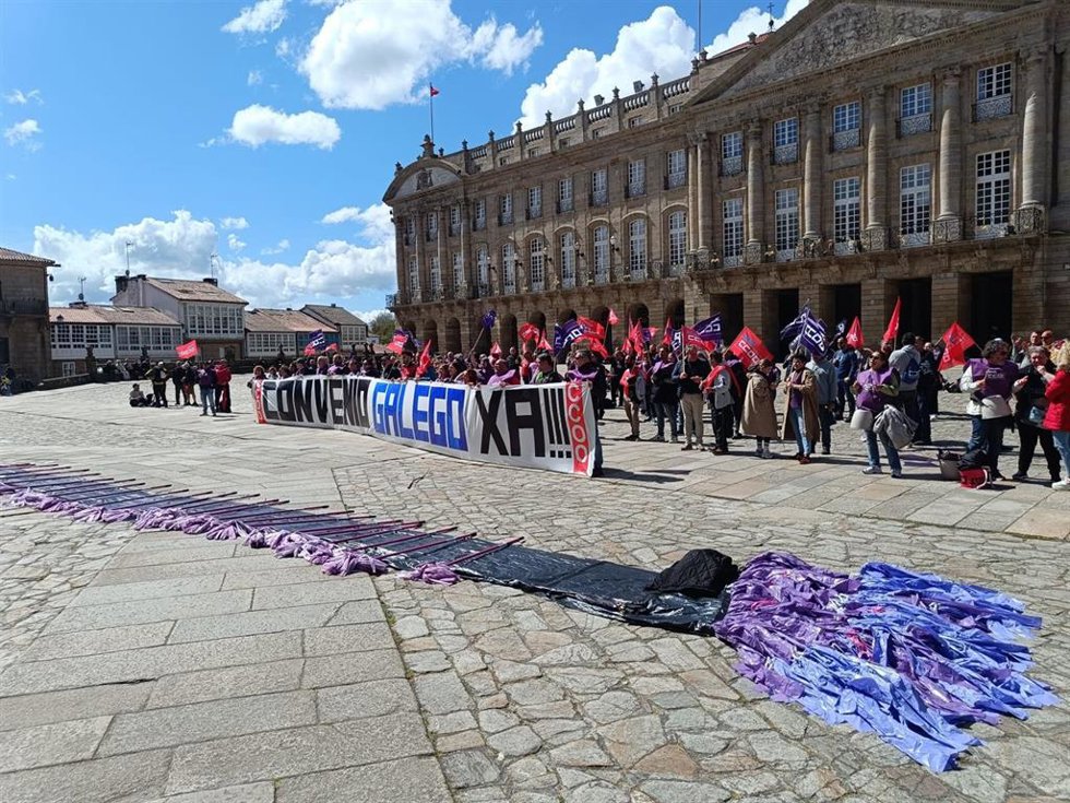 El sector de la limpieza de Galicia ha realizado una etapa del Camino de Santiago en busca del "milagro", manifestándose por unas condiciones laborales "dignas".