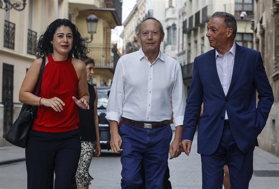 Archivo - (I-D) La secretaria general de CCOO-PV, Ana García; el presidente de CEV, Salvador Navarro, y el secretario general de UGT-PV, Ismael Sáez, a su llegada a una reunión con el president de la Generalitat, en el Palau de la Generalitat, a 26 de j