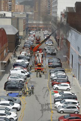 Varios bomberos en el lugar del incendio que ha quemado una empresa de cosméticos del barrio del Bon Pastor, en Barcelona, Catalunya (España) a 3 de abril de 2025.