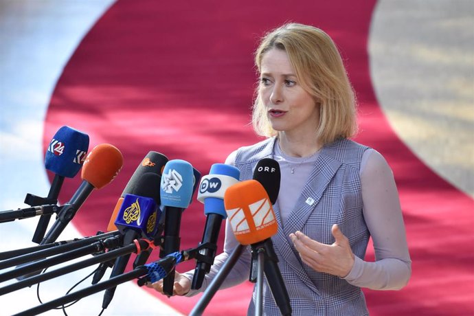 La Alta Representante, Kaja Kallas, atiende a la prensa antes del Consejo Europeo en Bruselas.