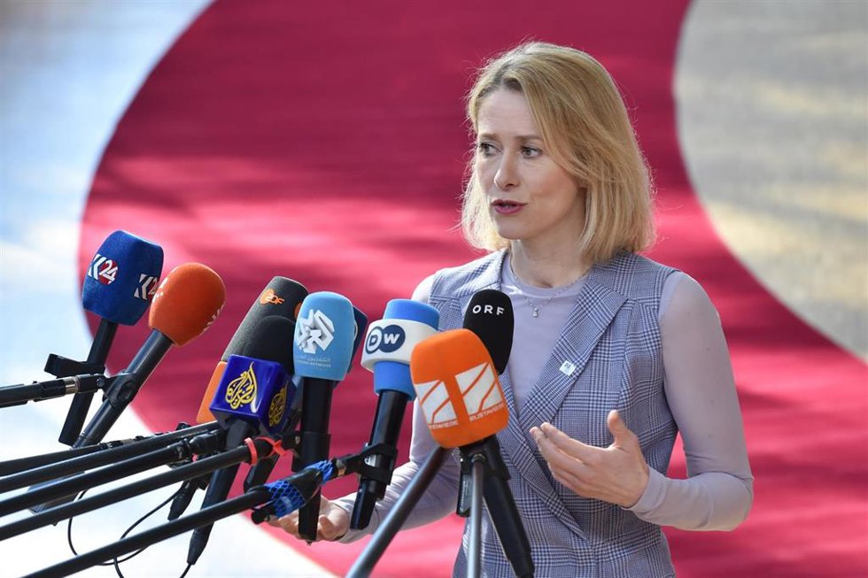 La Alta Representante, Kaja Kallas, atiende a la prensa antes del Consejo Europeo en Bruselas.